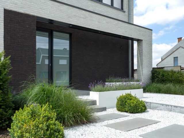 Fachada de casa contemporanea com jardim de pedras e grama